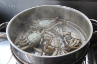 诱人的清蒸螃蟹做法图解2)