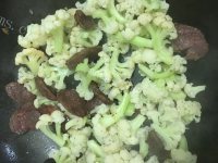 珍馐美味的腊肠炒花菜做法图解3)