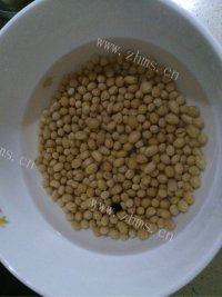 美味的黄豆烧猪蹄做法图解1)