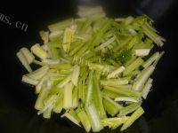 家常菜芹菜炒豆芽做法图解3)