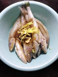 椒盐沙丁鱼做法图解3)