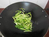 家常菜清炒芹菜做法图解6)