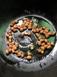 回味无穷的香辣干锅鸡翅虾做法图解5)
