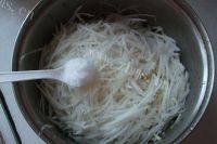 口感极佳的萝卜猪肉馅饼做法图解4)