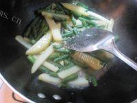 家常菜四季豆炒土豆做法图解9)
