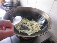百吃不厌的豆芽炒豆腐做法图解7)