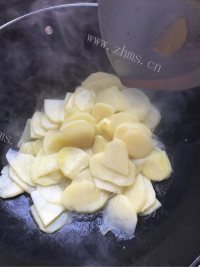 喷香的青椒土豆片做法图解3)