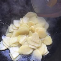 喷香的青椒土豆片的做法图解三