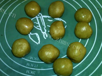 自制广式莲蓉蛋黄月饼做法图解8)
