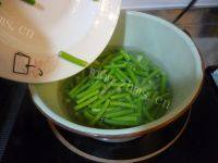 家常菜蒜薹炒肉做法图解5)