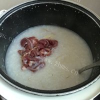 美味的真姬菇瘦肉粥做法图解7)