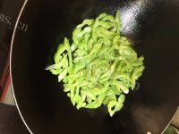 好吃的苦瓜炒蛋做法图解4)