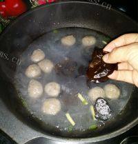 美味的牛丸木耳炖粉皮做法图解9)