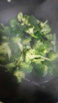 家常菜西兰花炒鸡腿菇做法图解3)