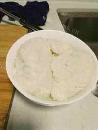 香脆可口的火腿蛋炒饭做法图解3)