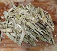 下饭必备的烤笋鸭肉火腿煲做法图解3)