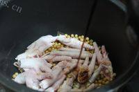 鸡脚炖黄豆做法图解6)