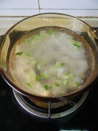 美味的芋头豆腐汤做法图解6)