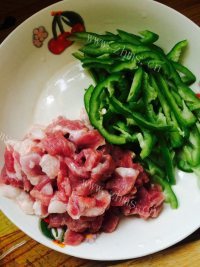 美味的粉条炒肉做法图解2)