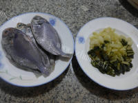 好吃腌白菜煮黑鲳鱼做法图解1)