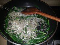 家常菜豆芽炒韭菜做法图解2)