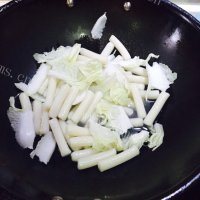 自制白菜炒年糕做法图解2)