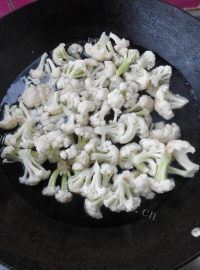 家常菜肉炒菜花做法图解4)