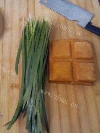 美味的豆干炒韭菜做法图解1)
