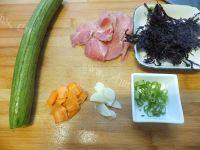 自制紫菜丝瓜瘦肉汤做法图解1)
