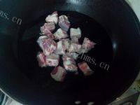 美味的排骨炖海带做法图解3)