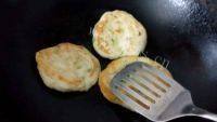 自己做的葱油饼做法图解9)