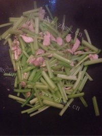 家常芹菜炒肉丝做法图解5)