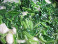 美味的鱼丸菠菜汤