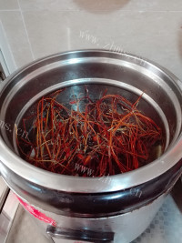 自做鸡骨草炖猪心汤做法图解5)