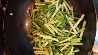 家常菜蒜苗炒肉片做法图解5)