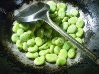 酸菜炒蚕豆做法图解5)