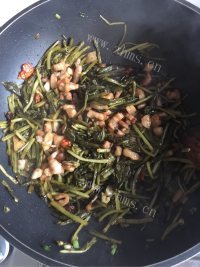 香气浓郁的酸菜炒肉做法图解4)