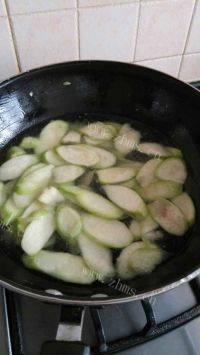 家常丝瓜肉片汤做法图解7)