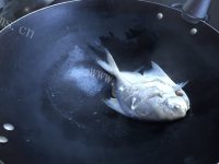 美味的油葱鲳鱼做法图解4)