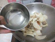鸡腿菇炒肉片做法图解9)