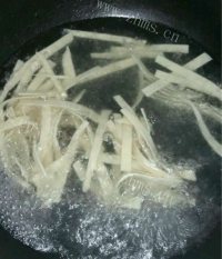 美味的酸辣菠菜面做法图解4)