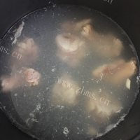 美味的鸡腿香菇汤做法图解3)