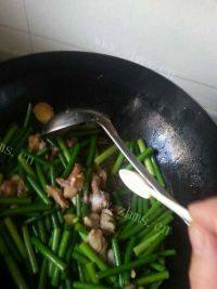 家常菜蒜薹炒肉做法图解7)