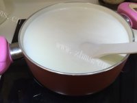 色香味俱全的牛奶布丁做法图解4)