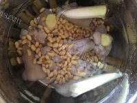 美味的黄豆猪蹄汤做法图解5)