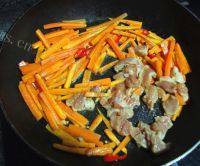 家常菜胡萝卜炒肉片做法图解9)