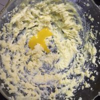 自制蛋黄椰丝球做法图解4)