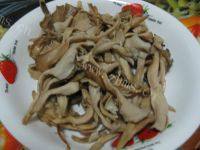 家常菜栗蘑炒肉做法图解2)