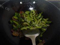 家常菜腊肉炒青椒做法图解4)