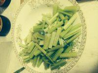 自制芹菜炒肉丝做法图解1)